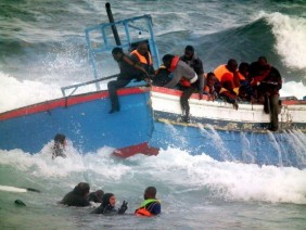 520596-naufrage-d-une-embarcation-transportant-250-migrants-africains-le-13-avril-2011-dans-le-port-de-pant
